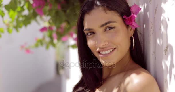 Okouzlující brunetka s květinami ve vlasech — Stock video