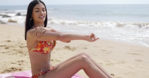 해변에 크림을 적용 하는 여자 — 비디오