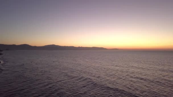 Surface de l'océan au coucher du soleil — Video