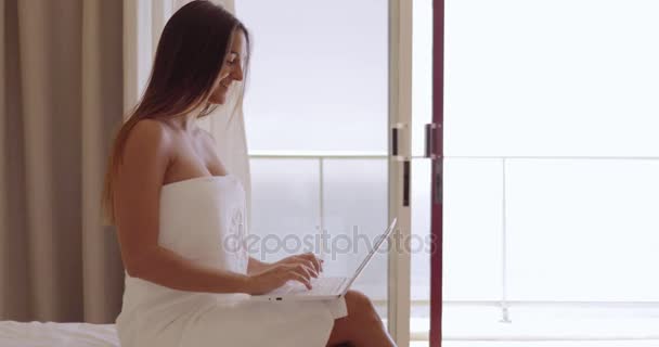 放松与笔记本电脑在酒店中的女孩 — 图库视频影像