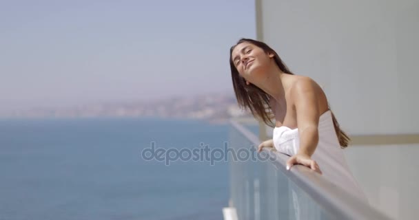 Zufriedene Frau genießt Urlaub — Stockvideo