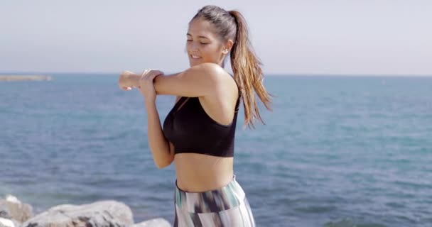Innehåll sportig tjej träning på stranden — Stockvideo