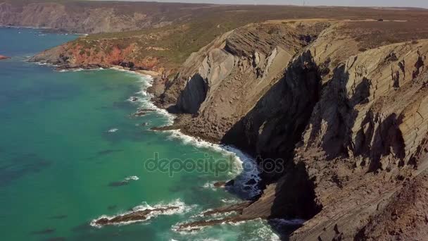 海海岸に巨大な崖 — ストック動画