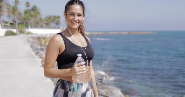 Tartalom sportos lány a parton képzés — Stock videók
