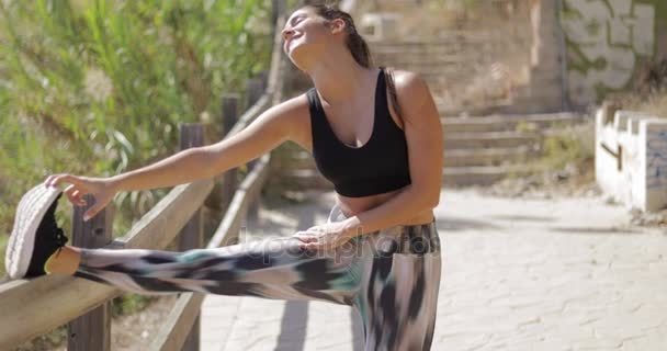 Vrolijke model uit te werken op strand — Stockvideo