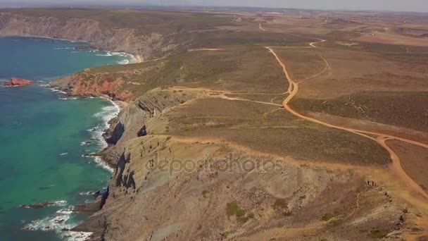 Местность на скалах береговой линии — стоковое видео