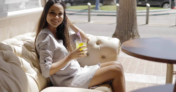 Encantadora chica teniendo refrescante bebida en la cafetería —  Fotos de Stock