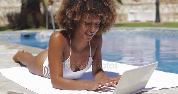 Frau tippt Laptop am Pool — Stockvideo