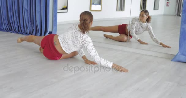 Mulher esticando a perna na aula de dança — Vídeo de Stock