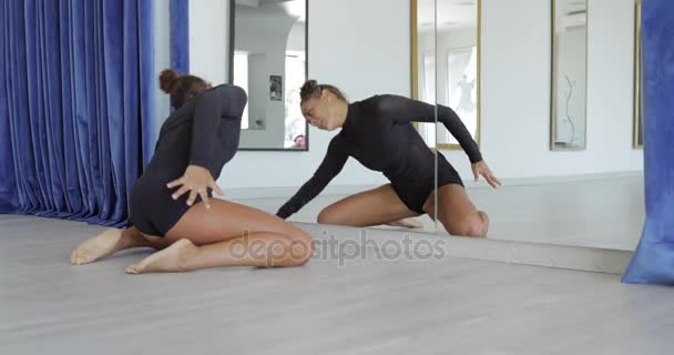 Женщина танцует у зеркала — стоковое видео