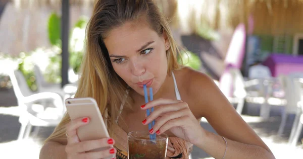 Mulher relaxante com telefone no resort — Fotografia de Stock