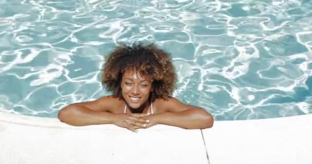 Усміхнена жінка в басейні води — стокове відео