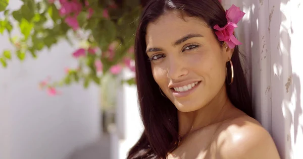 Morena encantadora com flores no cabelo — Fotografia de Stock