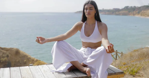 Donna elegante meditando sulla natura — Foto Stock