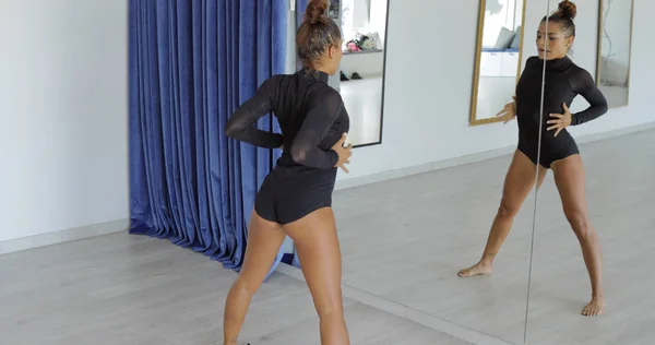 Sensuell dansare framför spegeln — Stockfoto