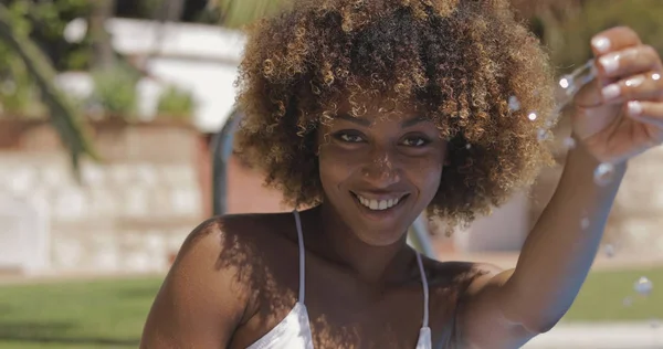 Giovane ragazza affascinante che gioca con l'acqua — Foto Stock