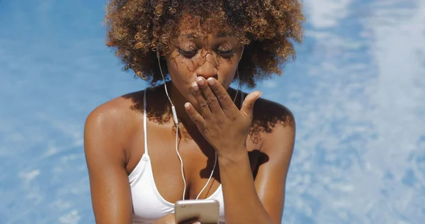 迷人的女孩在游泳池中使用手机 — 图库照片