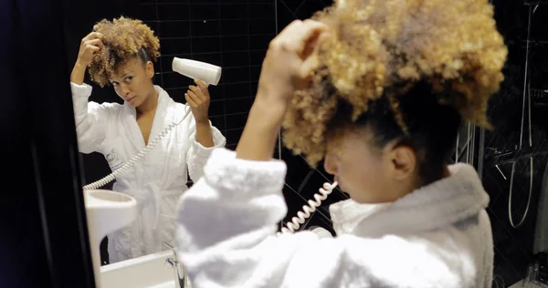 Menina encantadora no banheiro usando secador de cabelo — Fotografia de Stock