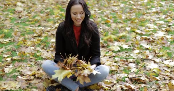 Femme heureuse et feuilles tombantes — Video