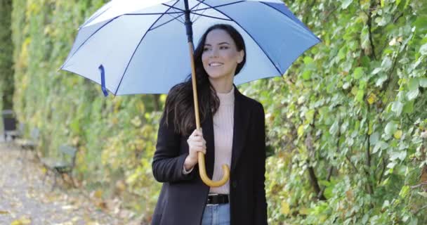 Смеющаяся женщина с зонтиком — стоковое видео