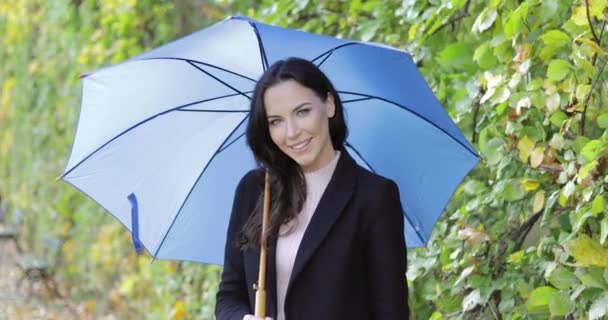 Hübsche Frau mit Regenschirm — Stockvideo