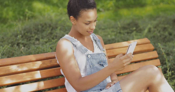 Model taking selfie on bench — Stock Photo, Image