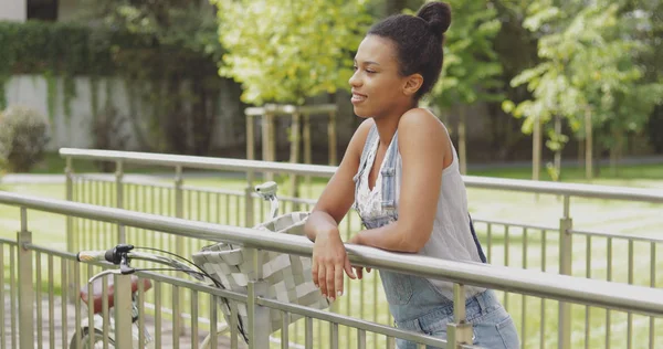 Mulher com bicicleta na ponte — Fotografia de Stock