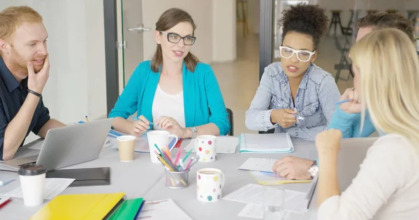 Jeunes femmes et jeunes hommes au travail — Photo