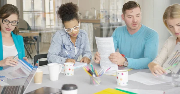 Personnes travaillant avec des documents — Photo