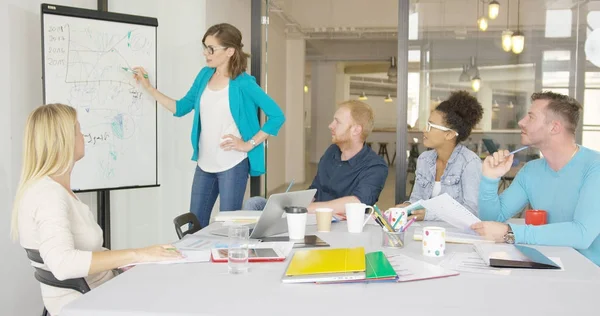 Les gens qui écoutent un collègue au bureau — Photo