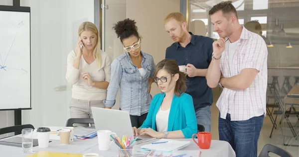 Femme avec des collègues regardant ordinateur portable — Photo