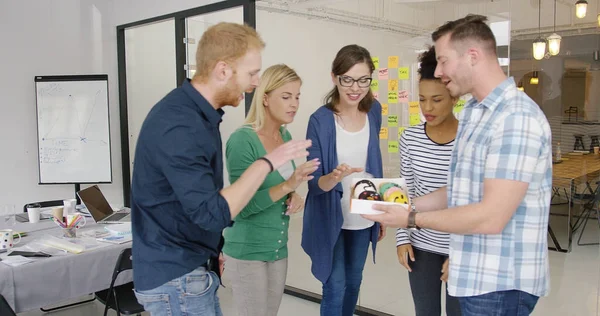 Man delen met collega 's — Stockfoto