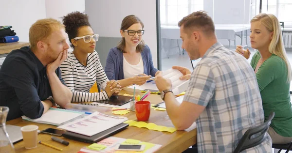 Travailleurs à table avec documents — Photo