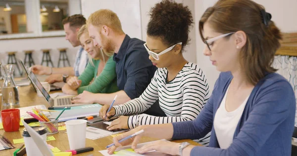 Personnes travaillant individuellement au bureau — Photo