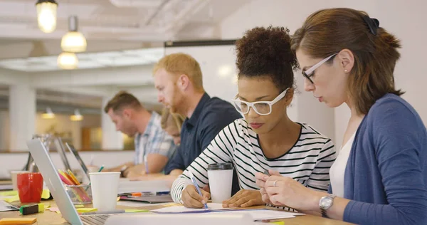 Personnes occupées dans le bureau contemporain — Photo