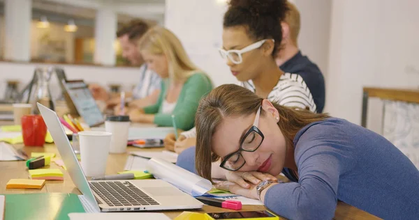 Mitarbeiter schläft mit Kollegen am Tisch — Stockfoto