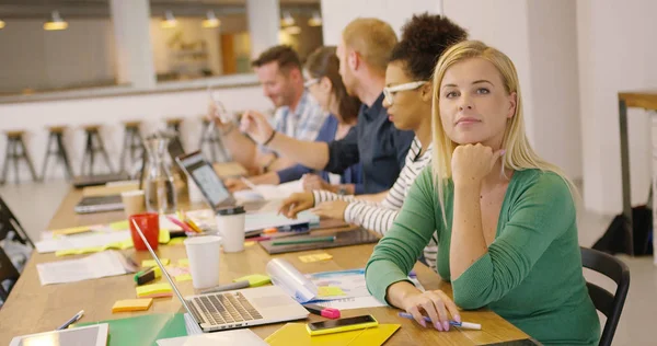 Femme posant contentement dans le bureau — Photo