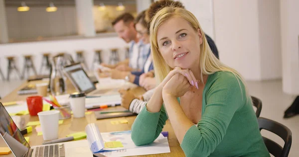 Employé souriant au bureau — Photo