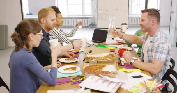 Pessoas comendo no escritório — Vídeo de Stock