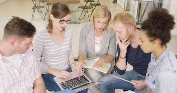 Jóvenes discutiendo proyecto — Vídeo de stock