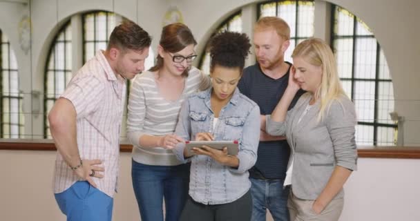 Kollegen begrüßen Ideen vom Tablet — Stockvideo