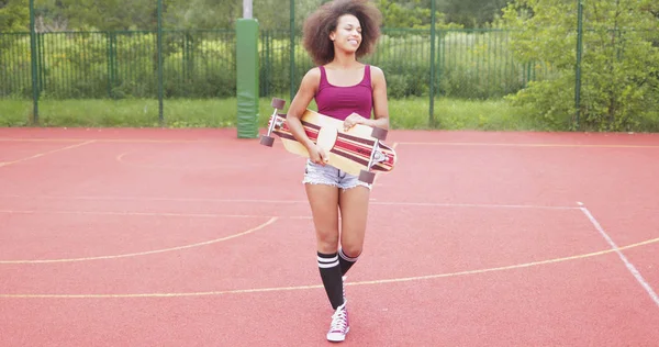 Mujer deportiva con longboard — Foto de Stock