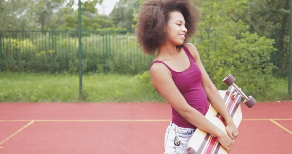 Modello alla moda in posa con longboard — Foto Stock