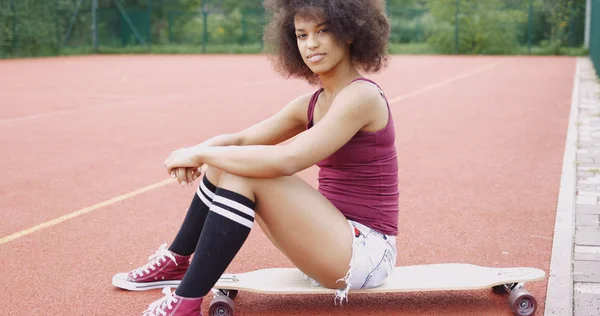 Modelo encantador en el campo de deportes — Foto de Stock