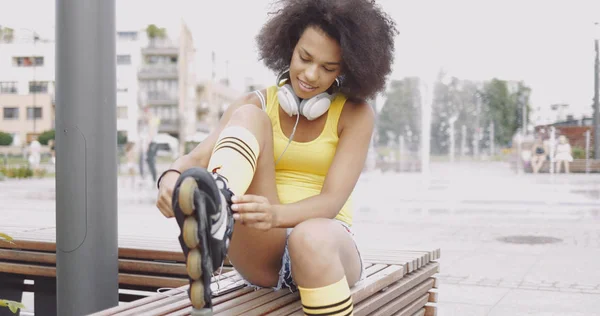 Mujer deportiva con rodillos — Foto de Stock