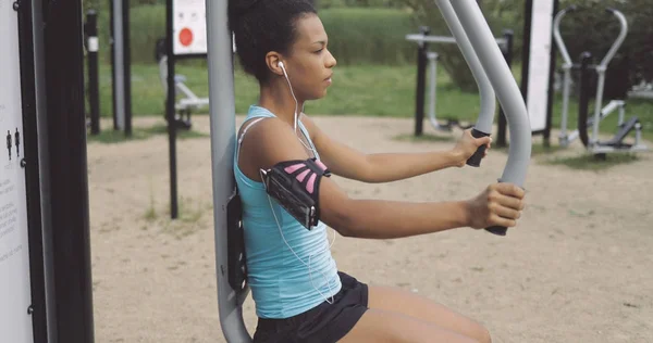 Entrenamiento de deportista en el parque — Foto de Stock