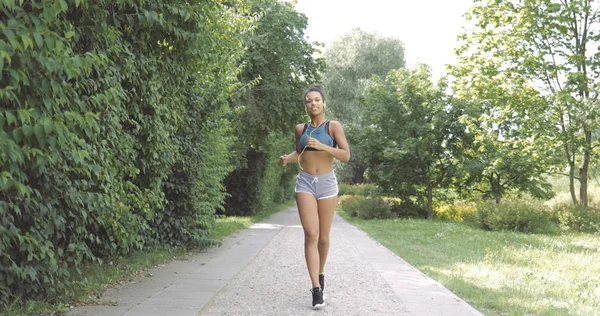 公園で走っている女性をコンテンツします。 — ストック写真