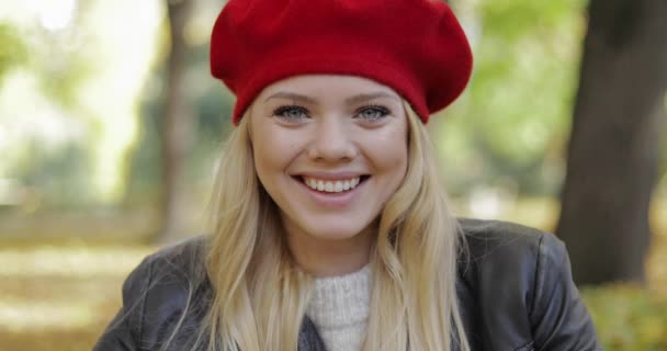 赤いベレー帽で幸せそうな女性 — ストック動画