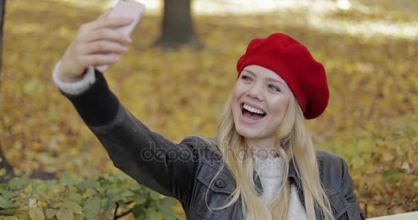 Mujer feliz tomando selfie en parque — Vídeo de stock