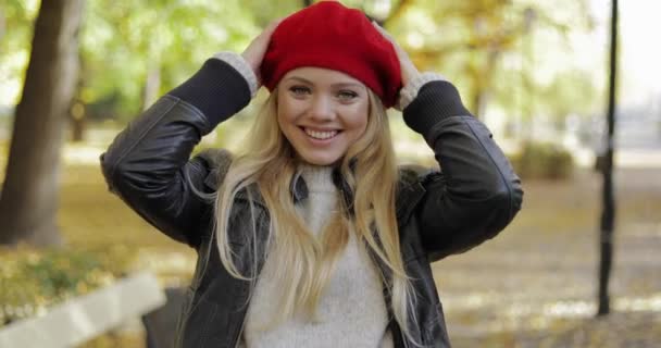 Belle femme en béret rouge dans le parc — Video